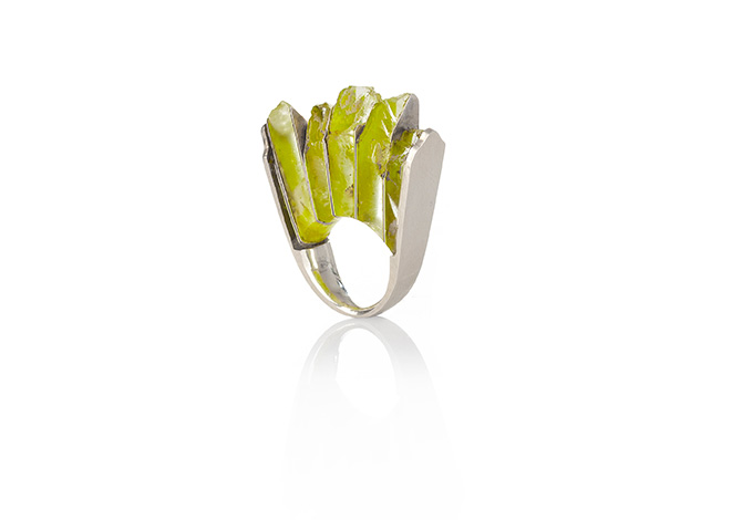 Ring von Sari Räthel aus grünem Halbedelstein 