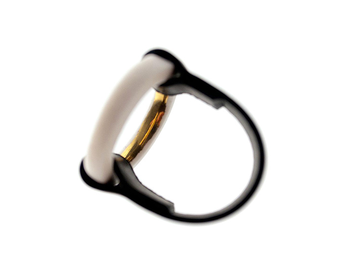 Porzellan-Ring mit schwarzem Gummi und Goldglasur